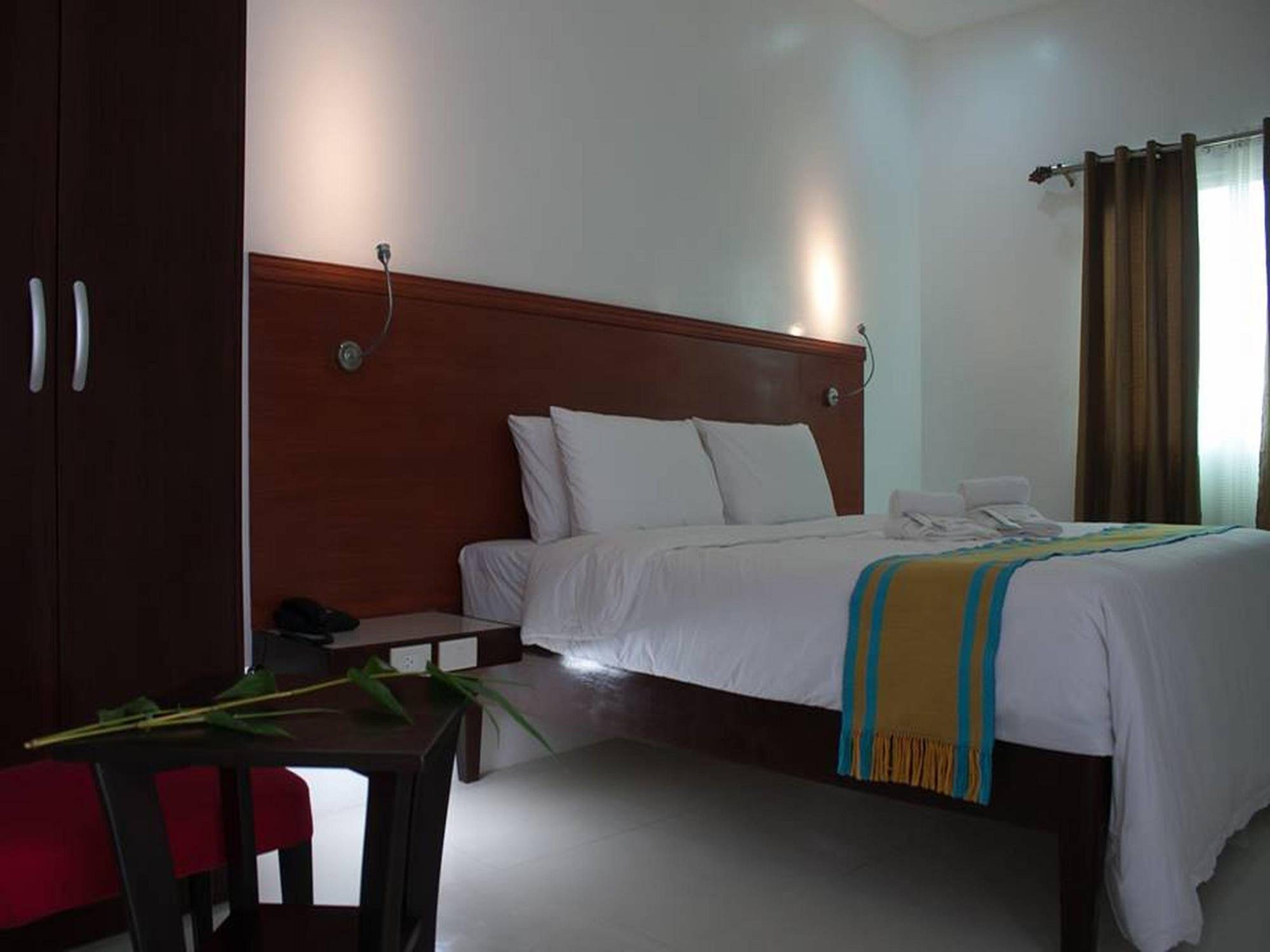 Viven Hotel Laoag Buitenkant foto